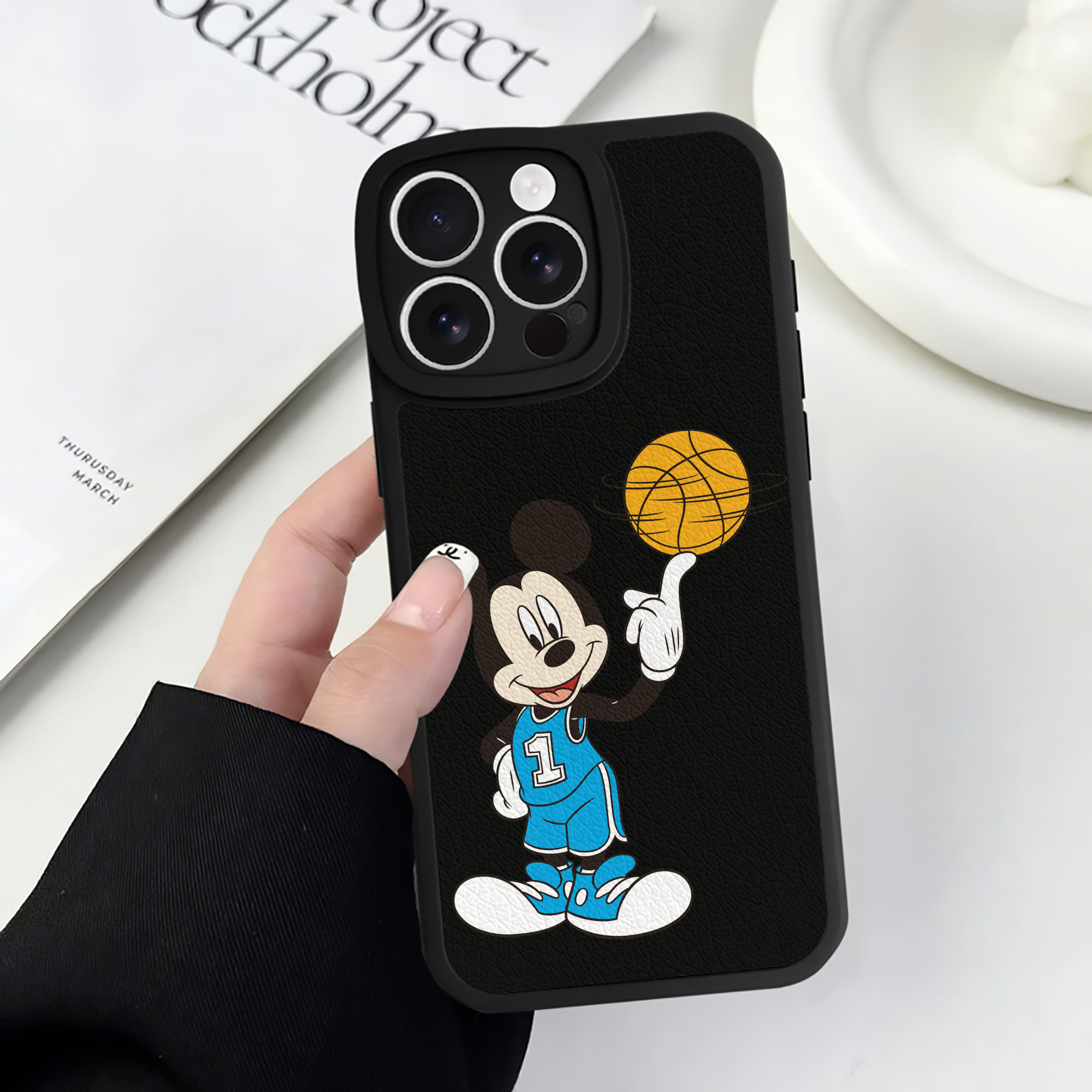 （画像用） ミッキーマウス Mickey Mouse 【iPhone 16シリーズ対応】シリコンスマホケース（レザー調） 材質：シリコン